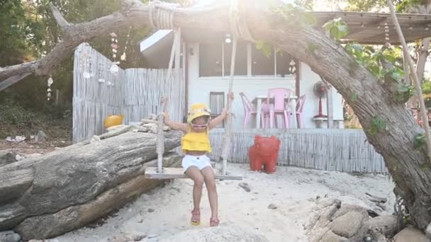Asiática Niña Jugar Swing Dentro Mar Playa Vacaciones Con Familia — Vídeo de stock