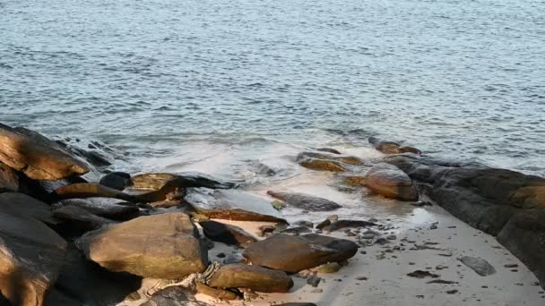 Красиве Морське Узбережжя Камінням — стокове відео