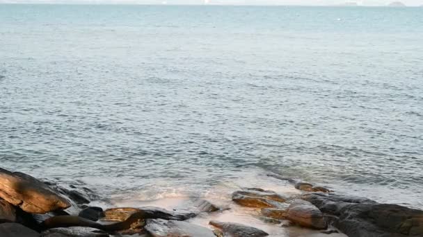 美丽的海滨 有大石头 — 图库视频影像