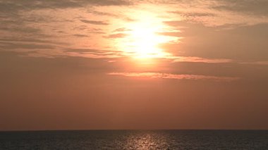 Denizin üzerinde güzel bir gün batımı