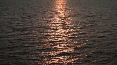 Denizin üzerinde güzel bir gün batımı