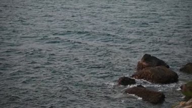 Güzel kayalık deniz manzarası
