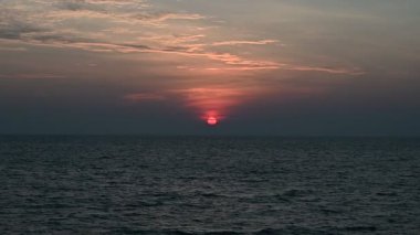 Denizin üzerinde güzel bir gün batımı
