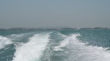 Arka tekneden deniz manzarası
