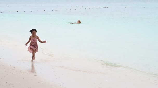 Little Girl Playing Sea Coast — Stock Video
