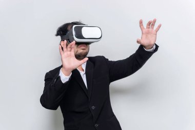 Genç işadamının portresi beyaz arka plana sanal gerçeklik (VR) gözlüğü takıyor