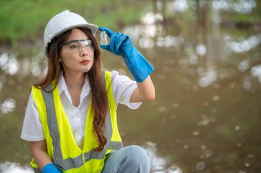 Çevre mühendisleri su kalitesini inceler, suyu test etmek için laboratuvara getirir, su ve topraktaki mineral içeriğini kontrol eder, su kaynaklarındaki kirleticileri kontrol ederler..