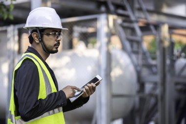 Mühendislerin çalıştığı yer sıvı helyum, önleyici bakım programı kontrolü, Taylandlılar