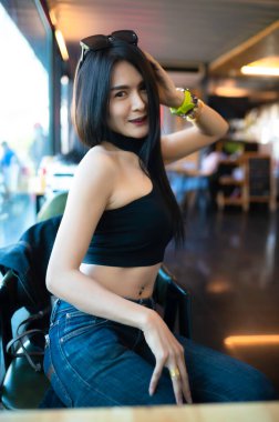 Kafedeki güzel Asyalı kadının portresi.