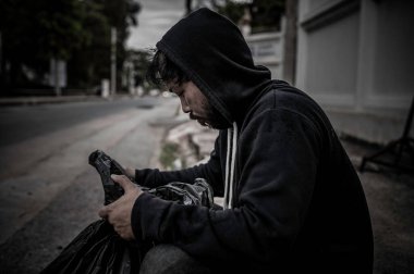 Asyalı adam yan yolda evsiz, yabancı biri yolda yalnız yaşamak zorunda çünkü ailesi yok..