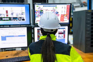 Büyük Endüstri Fabrikası Kadın Bilgisayar Mühendisi Kişisel Bilgisayar 'da çalışıyor. Tayland' daki insanlar dört monitör ve ciddi programcılarla çalışıyor.