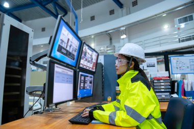 Büyük Endüstri Fabrikası Kadın Bilgisayar Mühendisi Kişisel Bilgisayar 'da çalışıyor. Tayland' daki insanlar dört monitör ve ciddi programcılarla çalışıyor.