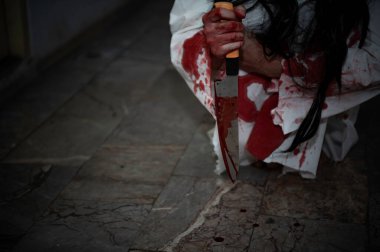 Asyalı kadın portresi, hayalet makyajı, arka plan korku sahnesi, Cadılar Bayramı festivali konsepti, hayalet filmleri posteri.