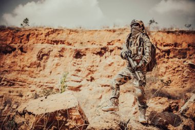 Özel kuvvetlerin askerleri çölde, Tayland 'da, askerlerde cephede devriye geziyordu.