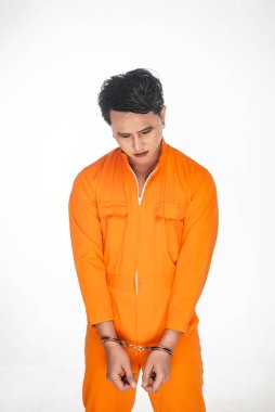 Beyaz arka planda tutuklu portresi, Asyalı kötü adam, suçlu polis tarafından tutuklandı..