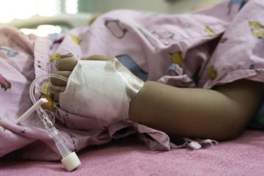 Küçük Asyalı bir kız hastanede hasta, Kawasaki hastalığı.