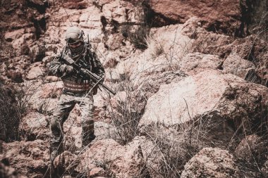 Özel kuvvetlerin askerleri çölde, Tayland 'da, orduda savaşıyor.