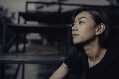 Asyalı kadın aşktan üzgün, erkek arkadaş stresi, kalp kırıklığı kadın konsepti yüzünden endişeli.