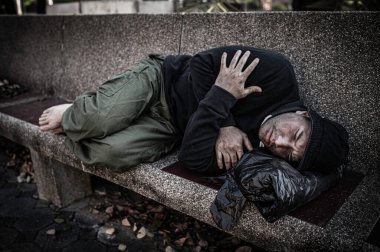 Asyalı adam yan yolda evsiz, yabancı biri yolda yalnız yaşamak zorunda çünkü ailesi yok..