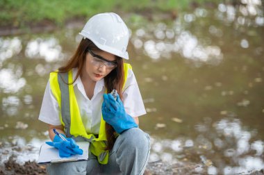 Çevre mühendisleri su kalitesini inceler, suyu test etmek için laboratuvara getirir, su ve topraktaki mineral içeriğini kontrol eder, su kaynaklarındaki kirleticileri kontrol ederler..