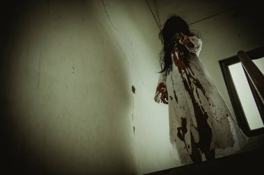 Asyalı kadın portresi, hayalet makyajı, arka plan korku sahnesi, Cadılar Bayramı festivali konsepti, hayalet filmleri posteri.