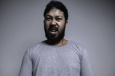 Asyalı yakışıklı adam beyaz arka planda kızgın, Stres 'li genç erkek konseptinin portresi