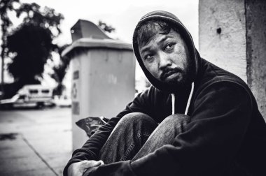 Asyalı adam yan yolda evsiz, yabancı biri yolda yalnız yaşamak zorunda çünkü ailesi yok..