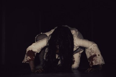 Asyalı kadın portresi, hayalet makyajı, arka plan korku sahnesi, Cadılar Bayramı festivali konsepti, hayalet filmleri posteri.