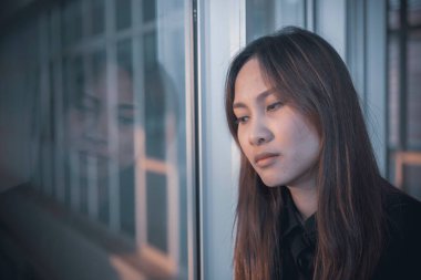 Asyalı kadın aşktan üzgün, erkek arkadaş stresi, kalp kırıklığı kadın konsepti yüzünden endişeli.
