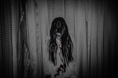 Asyalı kadın portresi, hayalet makyajı, arka plan korku sahnesi, Cadılar Bayramı festivali konsepti, hayalet filmleri posteri.