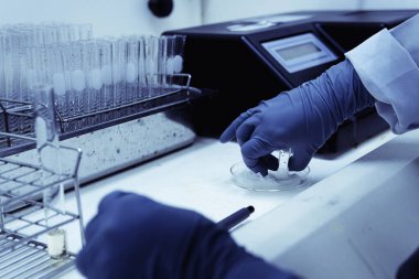 Kimyagerler laboratuvarda antiretroviral ilaçlar bulmak için kimyasalları karıştırdılar, kanda virüsü tespit etmek için deneyler yapıldı, COVID-19 'a karşı potansiyel ilaç ve aşı geliştiricileri bulundu.