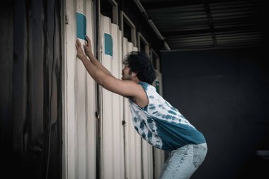 Man pain shit serious, she wants to use the toilet as soon as possible