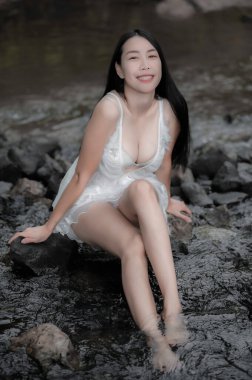 Şelalede seksi Asyalı kadın portresi, nehirde taze hissetmek, Taylandlı kadınlar köyde dinlenmek.