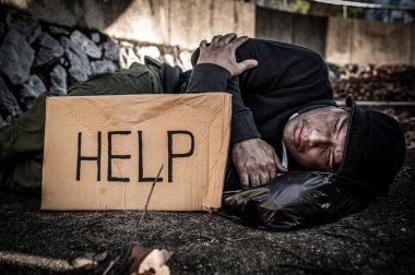 Asyalı adam yan yolda evsiz, yabancı biri yolda yalnız yaşamak zorunda çünkü ailesi yok..
