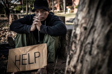 Asyalı adam yan yolda evsiz, yabancı biri yolda yalnız yaşamak zorunda çünkü ailesi yok..
