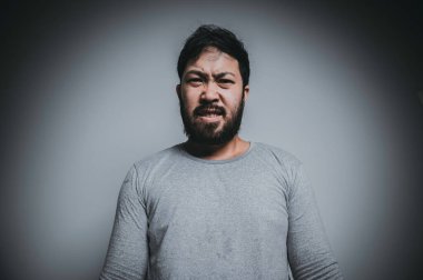 Asyalı yakışıklı adam beyaz arka planda kızgın, Stres 'li genç erkek konseptinin portresi