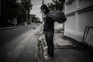 Asyalı adam yan yolda evsiz, yabancı biri yolda yalnız yaşamak zorunda çünkü ailesi yok..