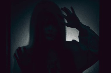 Siluet Portresi Asyalı kadın makyaj hayaleti, korku arka planı, Cadılar Bayramı festivali konsepti, hayalet film posteri.