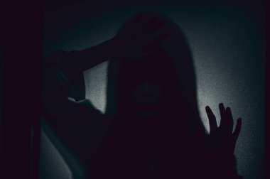Siluet Portresi Asyalı kadın makyaj hayaleti, korku arka planı, Cadılar Bayramı festivali konsepti, hayalet film posteri.
