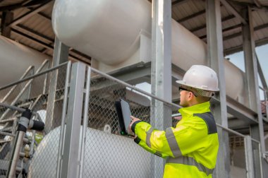 Mühendislerin çalıştığı yer sıvı helyum, önleyici bakım programı kontrolü, Taylandlılar
