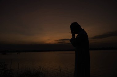 Günbatımında asiam müslüman duasının silueti, Ramazan Festivali Konsepti, Allah 'a emanet ol.