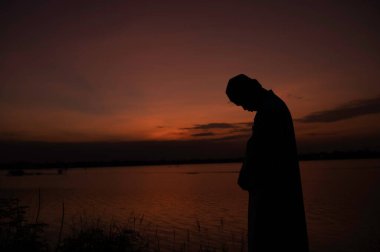 Günbatımında asiam müslüman duasının silueti, Ramazan Festivali Konsepti, Allah 'a emanet ol.