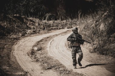 Özel kuvvetlerin askerleri çölde, Tayland 'da savaşta, asker devriyesinde..