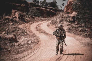 Özel kuvvetlerin askerleri çölde, Tayland 'da savaşta, asker devriyesinde..