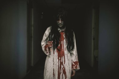 Asyalı kadın portresi, hayalet makyajı, arka plan korku sahnesi, Cadılar Bayramı festivali konsepti, hayalet filmleri posteri.