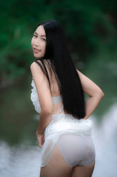 Portret Seksownej Azjatki Przy Wodospadzie Świeżo Nad Rzeką Tajska Kobieta — Zdjęcie stockowe
