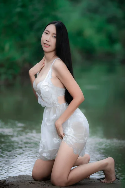 Porträtt Sexig Asiatisk Kvinna Vid Vattenfallet Känna Sig Fräsch Vid — Stockfoto