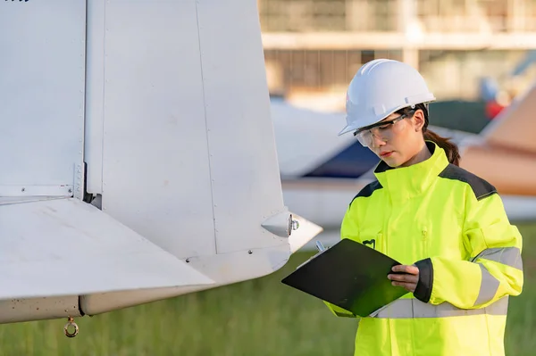 Techniker Repariert Den Motor Des Flugzeugs Weibliche Luft Und Raumfahrttechnik — Stockfoto