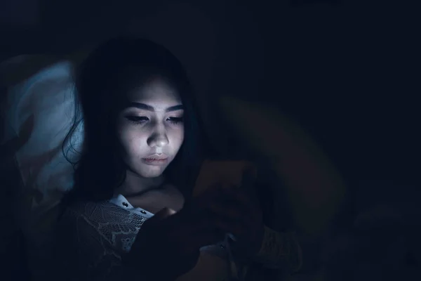 Asiatische Frau Die Nachts Auf Dem Smartphone Bett Spielt Thailänder — Stockfoto