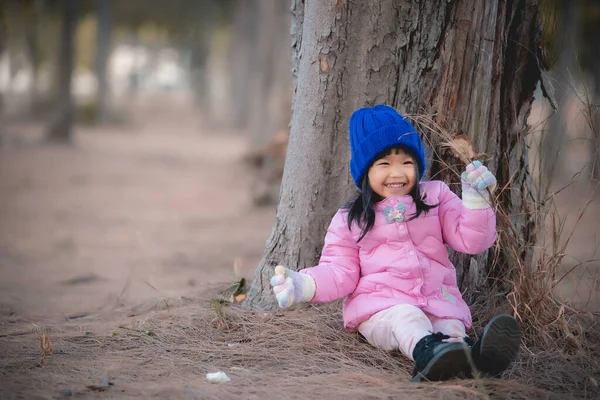 Πορτρέτο Του Χαριτωμένο Ασιατικό Κοριτσάκι Φορούν Χειμωνιάτικα Ρούχα Στο Δάσος — Φωτογραφία Αρχείου